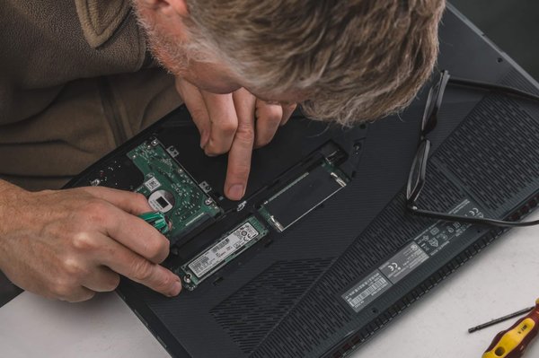 Quelles sont les raisons pour lesquelles il faut faire appel à un réparateur professionnel d'ordinateur portable ?